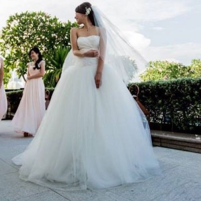 white_by_vera_wang_wedding_dress_gown_1422036389_06dda683.jpg