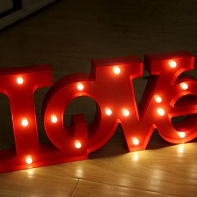love_sign_with_light_bulbs_1449043472_6bda5acc.jpg
