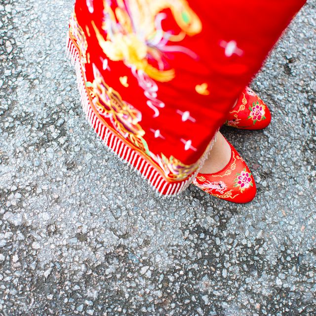 bright_red_kua_with_very_sweet_pink_flower_details_for_chinese_bridewedding_1465117439_56c05d20.jpg
