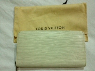 LV epi wallet1.JPG